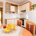 Appartamento With A Parking Space - 22800 Spalato