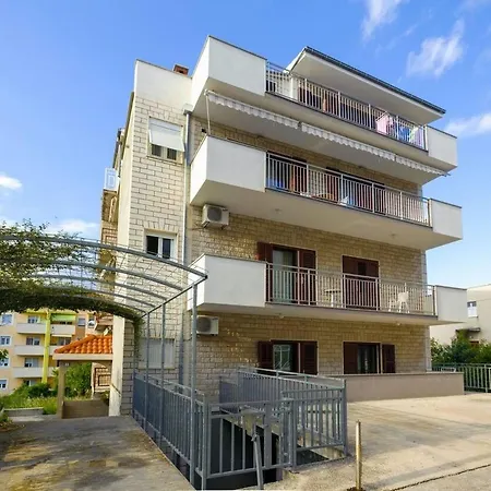 Appartamento With A Parking Space - 22800 Spalato